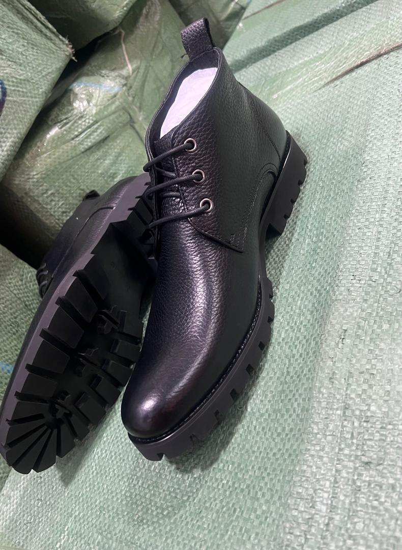 Men's Black Pebbled Leather Chukka Boots – original photo 1