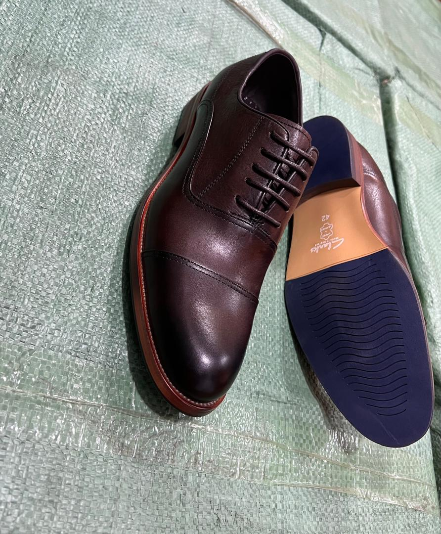 Original photo of dark brown cap-toe gentle shoes