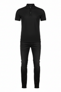 Black shirt and black jeans outfit combo