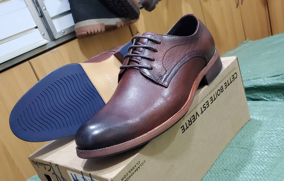 Original photo of brown plain-toe lace-up gentle shoes