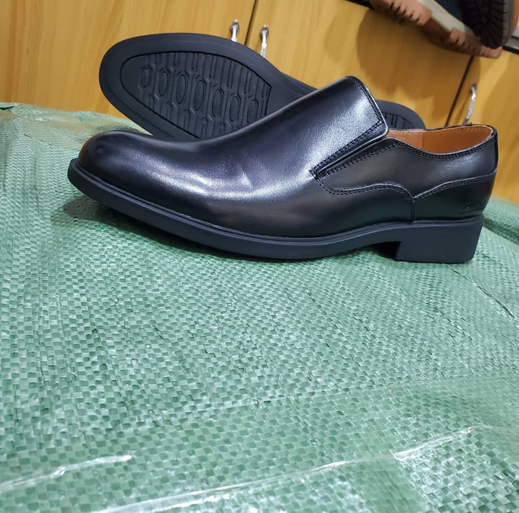 Original photo of black plain-toe slip-on gentle shoes