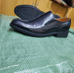 Original photo of black plain-toe slip-on gentle shoes