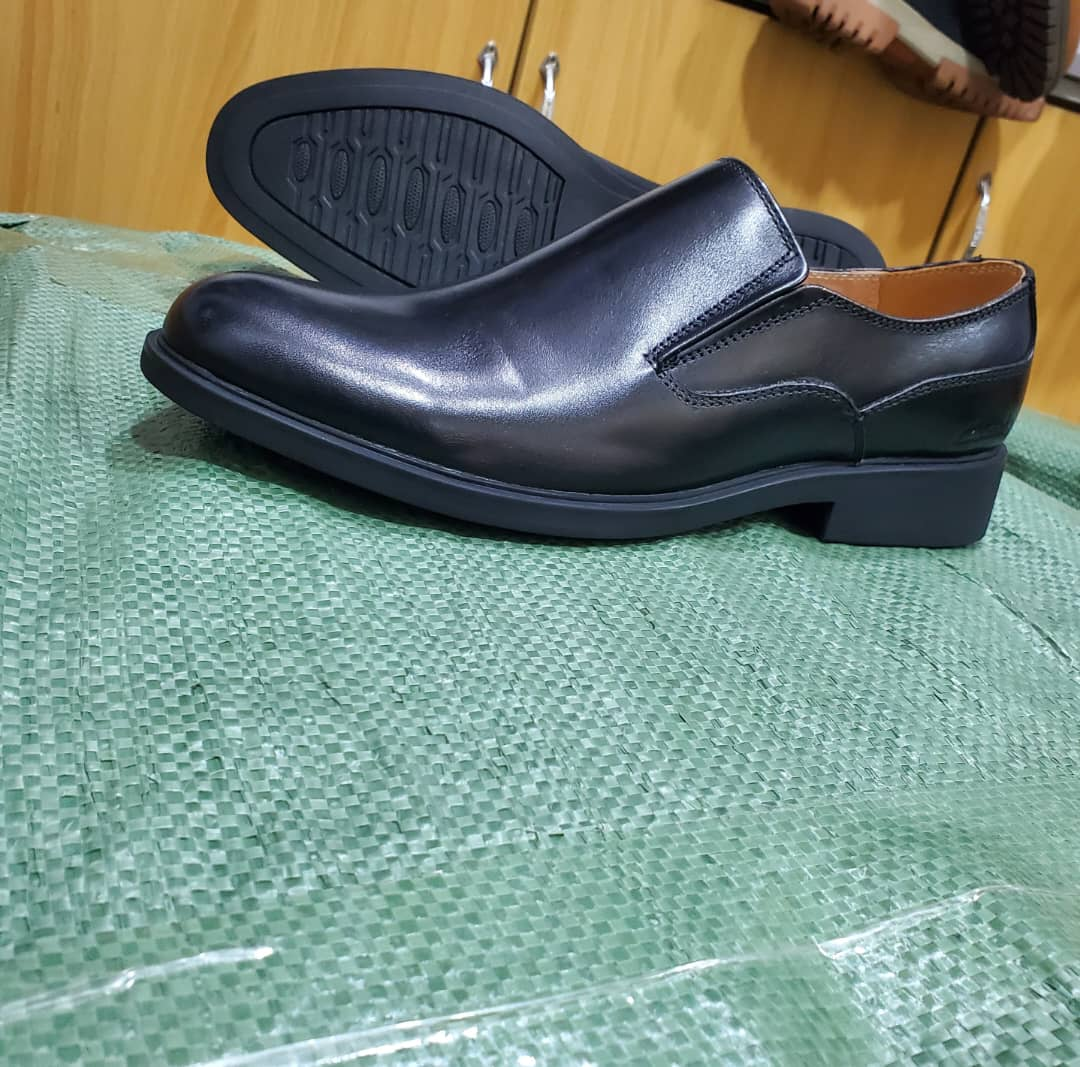 Original photo of black plain-toe slip-on gentle shoes