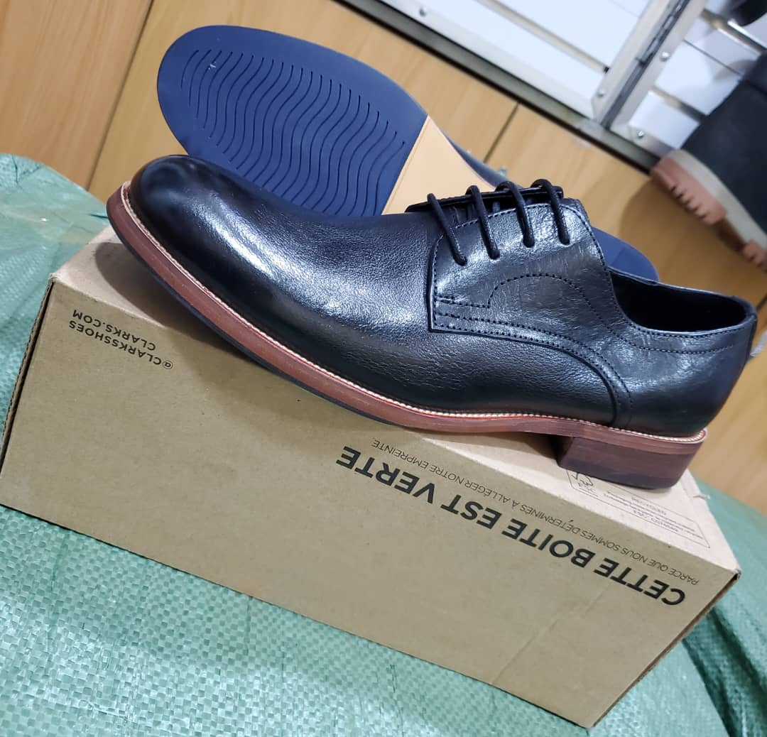Original photo of black plain-toe gentle shoes with brown welt